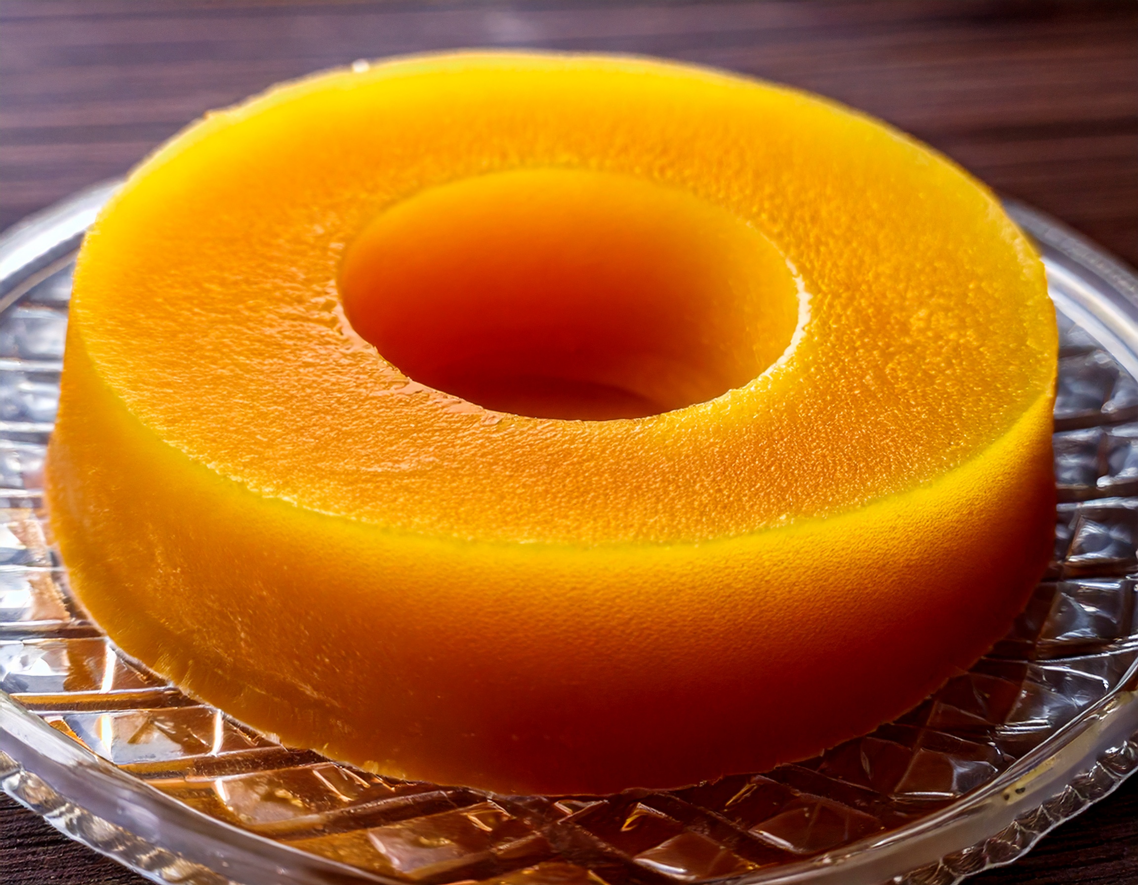 Quindins individuais com a parte superior brilhante e amarela, servidos em forminhas.