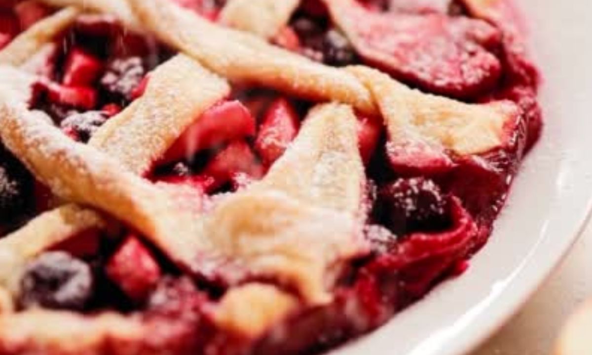 Torta de frutas com massa flora dourada e trançada por cima, recém saída do forno.